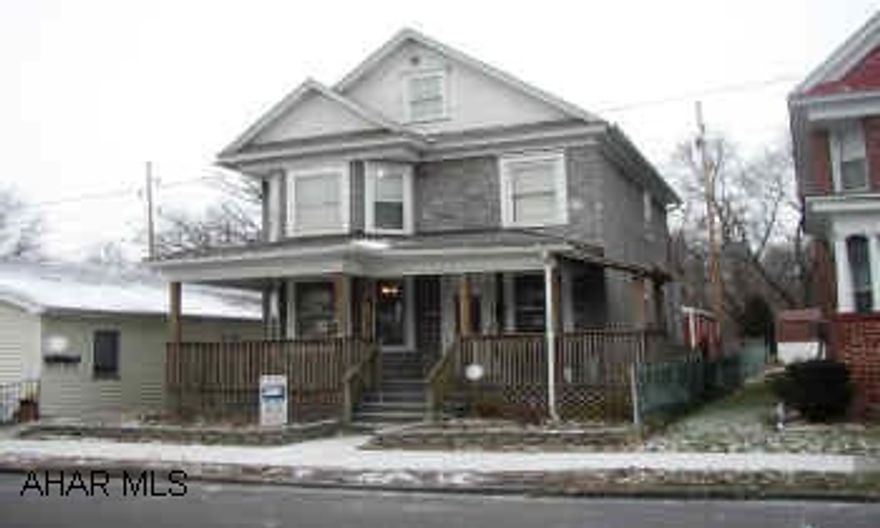 4 BEDROOM, 1.5 BATH HOME. 2 CAR GARAGE. FENCE YARD.