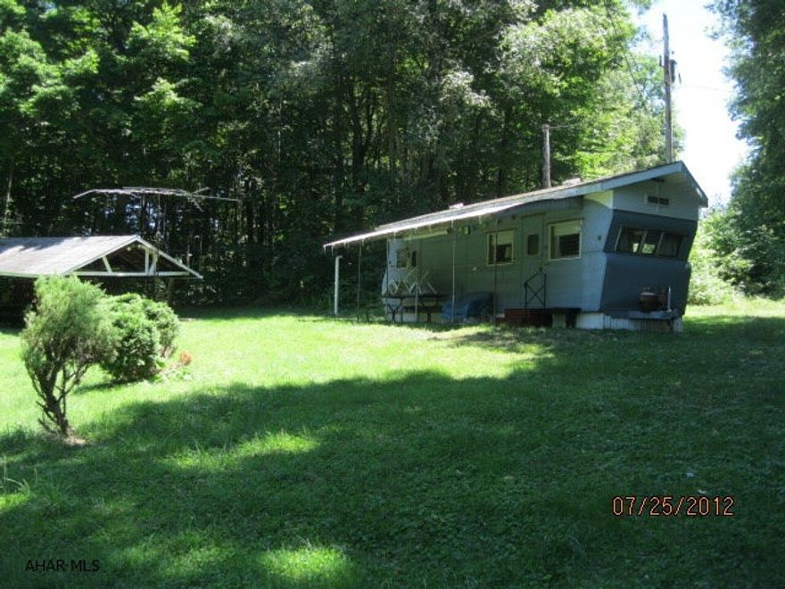 Secluded seasonal camp 3 miles from Glendale Marina. Small trailer, 2 sheds. Picnic area.