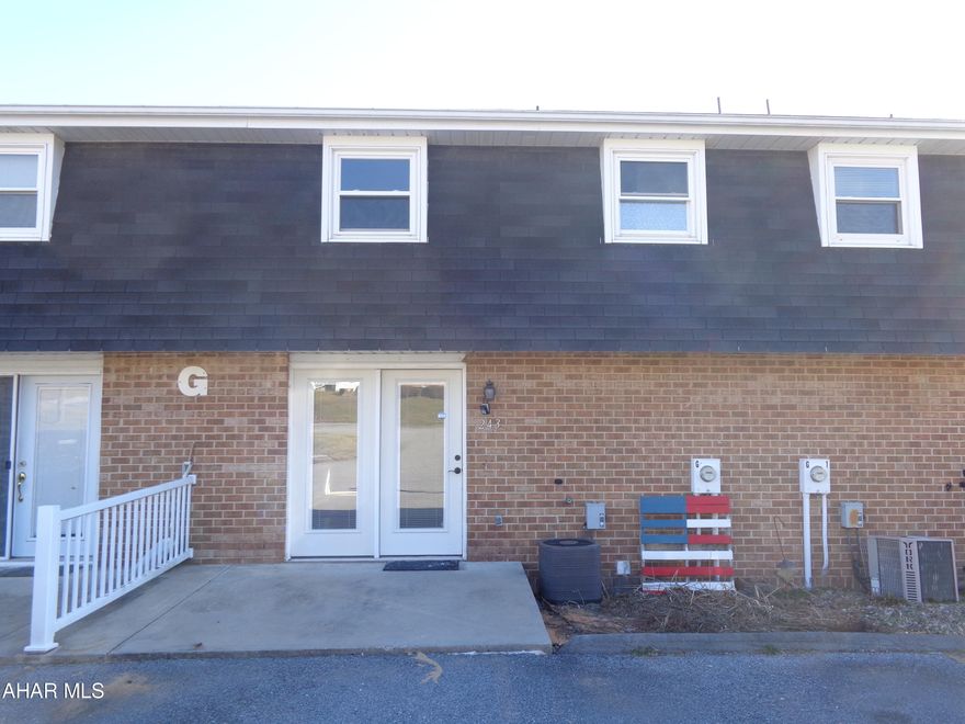 Easy to enjoy this sparkling 2 Bedroom Townhouse in Maple Hollow.  Freshly painted, new flooring.  Unfinished basement .  Kick the habit of rent payments.  Don't rent it...own it!
$160./Mo Association fee.