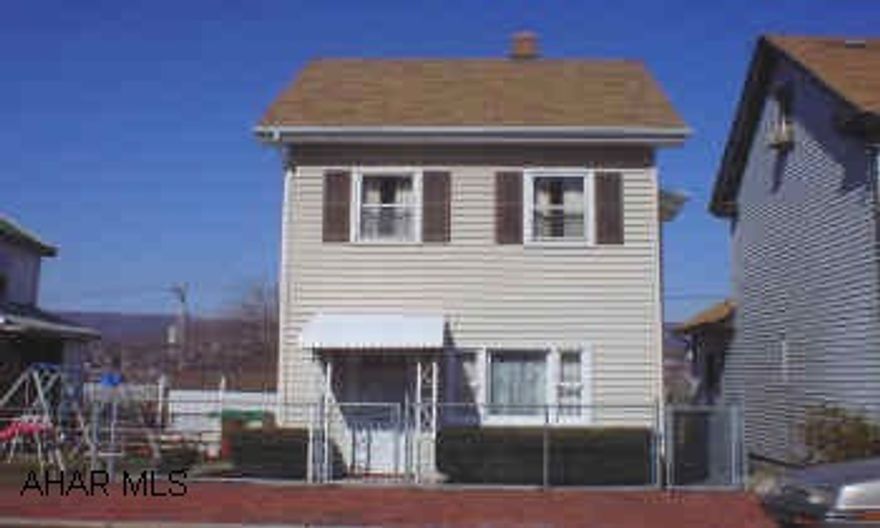 2 STORY VINYL SIDED, MAINTENANCE-FREE EXTERIOR, EXTRA CLEAN AND REMODELED WITH FINE WORKMANSHIP.  GREAT 1ST HOME FOR NEW FAMILY.  3 BEDROOMS, FULL BATHROOM. EAT-IN KITCHEN WITH POSSIBLE 1ST FLOOR LAUNDRY, 1/2 BATHROOM ON 1ST FLOOR AND FENCED IN YARD. MAINTENANCE-FREE EXTERIOR, REMODELED WITH FINE WORKMANSHIP, FENCED IN YARD, 3 BEDROOMS, 1.5 BATHROOMS.