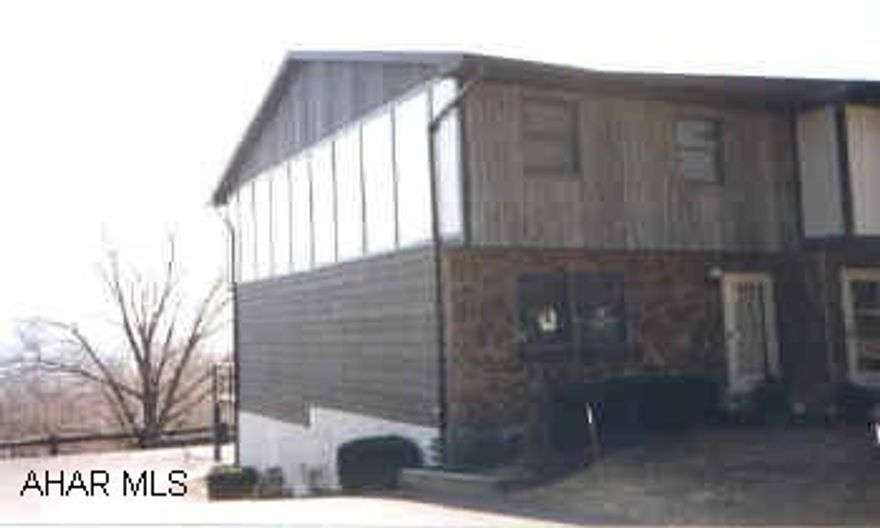 MINT 3 BEDROOM TOWNHOUSE WITH A GREAT VIEW.