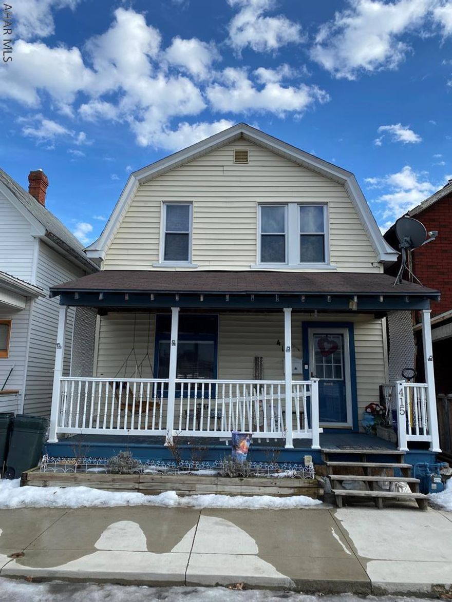 Great home conveniently located and close to travel for an easy commute.  This 3 bedroom home has a welcoming foyer, large living room, dining room, office, kitchen, and pantry on the first floor.  The covered back porch and backyard are perfect for enjoying the spring, summer and fall.  The 2nd floor has beautiful oak built in shelves and storage.  Call the listing agent for your private tour of this home today!  Motivated sellers!