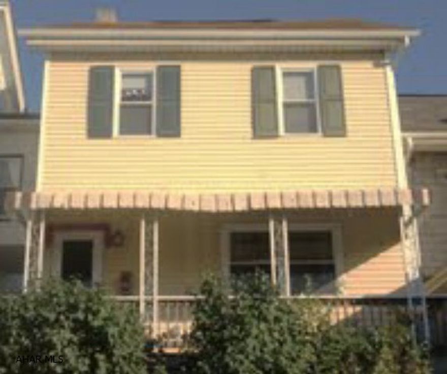 Recently updated 3 bedroom, 1 bath, vinyl siding, newer windows, spacious kitchen, newer carpet, security system, move in condition.  New furnace, possible 4th bedroom captive.