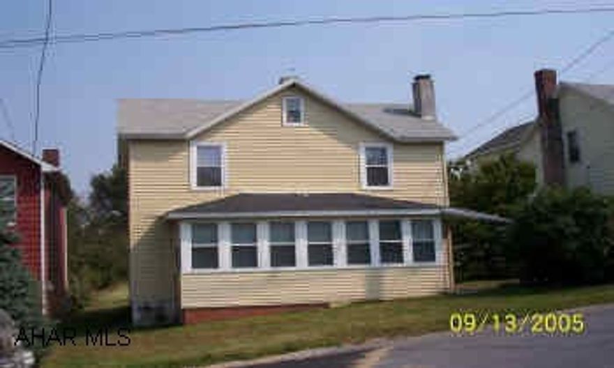 2 story vinyl, 1 1/2 car det garage