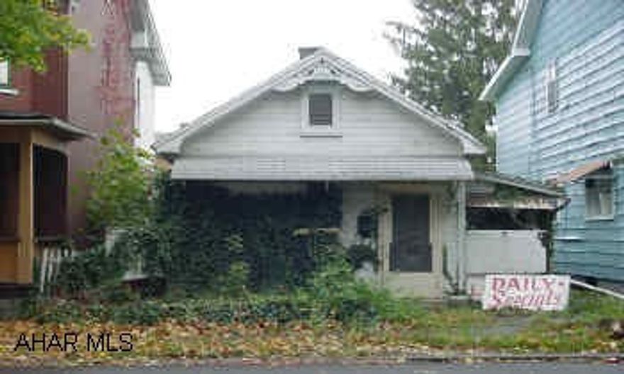 SMALL BUILDING WITH OFF STREET PARKING IN REAR. NEEDS SOME WORK.  REDUCED!  SMALL BUILDING THAT FORMERLY WAS BROAD AVE. TEA ROOM THAT COULD BE USED FOR A SMALL PROFESSIONAL OFFICE, GIFT SHOP, ART STUDIO, MUSIC STUDIO, TATOO PARLOR, ETC. INEXPENSIVE!