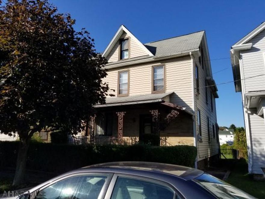 2 1/2 story, 3 bedroom home with 3 full baths. Hardwood floors. 2 car detached garage. Large lot with stream near schools. Gas fireplace is in place but no hooked up.