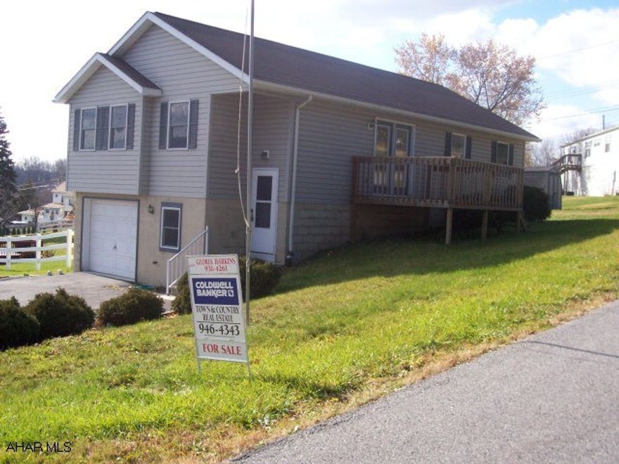 Great starter home, clean and neat.  Large family room, corner lot, large kitchen, C/A, and great views.