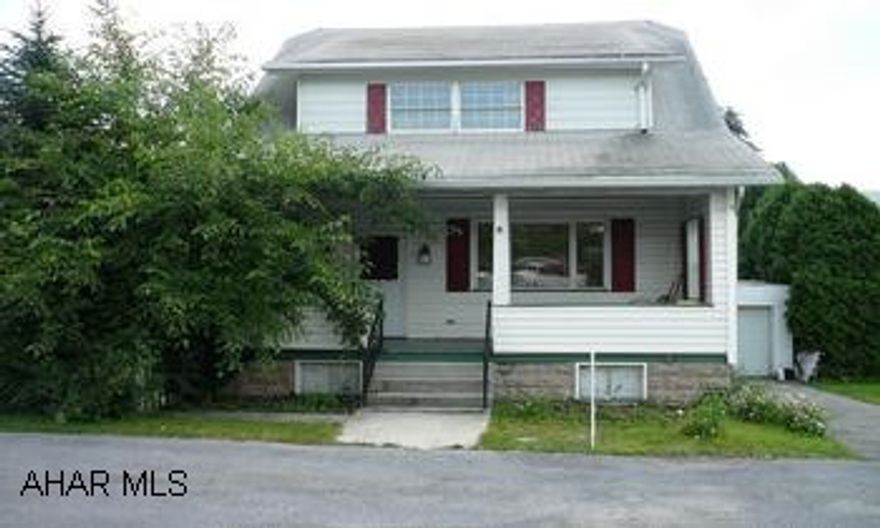 GREAT LOCATION. USE IT FOR BUSINESS OR MAKE IT YOUR RESIDENCE. CENTRAL AIR. HARDWOOD FLOORS. NEED SOME FINISH WORK. GREAT LOCATION. USE IT FOR BUSINESS OR LIVE THERE OR BOTH. CENTRAL AIR. HARDWOOD FLOORS. NEEDS SOME FINISH WORK.