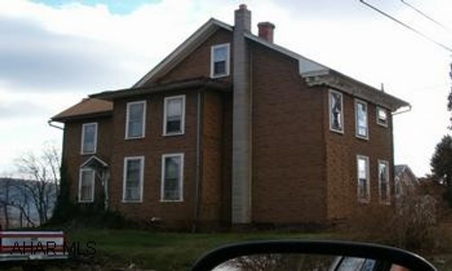 LARGE 2 1/2  STORY ON A OVERSIZED LOT W/ GREAT VIEW, NEXT TO GEESEY PARK, MANY UPDATES AND ALL APPLIANCES INCLUDED LARGE 2 1/2 STORY ON OVERSIZED LOT NEXT TO GEESEY PARK, NEW FURNACE, NEW WATER LINE 2004, 1ST FLOOR  LAUNDRY, LR., FR., DR., EIK., , 3 BR., AND ALL APPLIANCES TOO.YOU MUST SEE THE INTERIOR OF THIS ONE!!