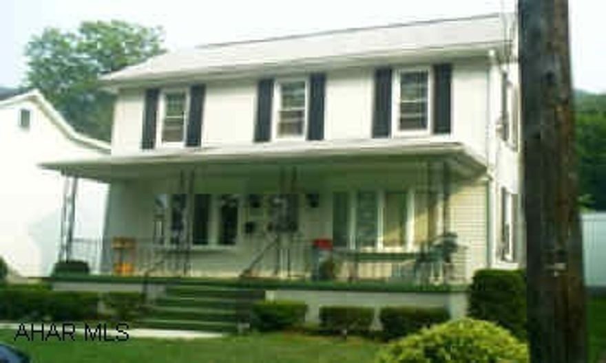 GREAT  HOME OR WEEKEND GET AWAY NOT FAR FROM LAKE RAYSTOWN....2STORY,3BEDROOMS,2 BATH ,NEW WINDOWS,LARGE ROOMS BEAUTIFUL..2 STORY,3 BEDROOMS,2 BATHS,1ST FLOOR LAUNDRY