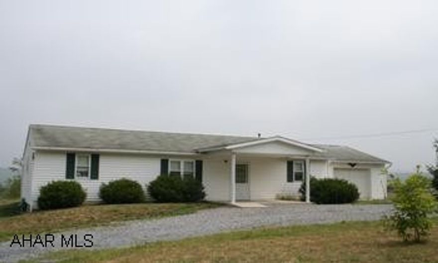 3BR/2 full bath Ranch home w/views of the mountains. 3BR/2 full bath Ranch home w/views of the mountains.Master suite has a bedroom, dressing room w/closet and bath. Open floor plan with kitchen dining area and large living room. Ceiling fans. Laundry room. Pleasant setting. Level entry w/no steps. Spacious yard. Home Warranty.