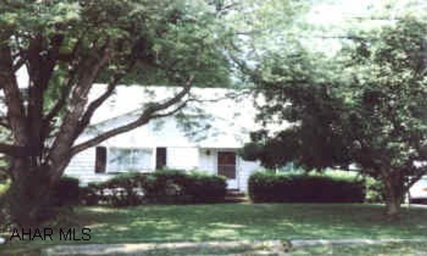 NICE HOUSE IN GOOD NEIGHBORHOOD, CENTRAL AIR, POSSIBLE 4TH BEDROOM ON 2ND FLOOR. BUILT-IN CHINA CLOSETS. NICE HOUSE IN GOOD NEIGHBORHOOD, CENTRAL AIR, POSSIBLE 4TH BEDROOM ON 2ND FLOOR. BUILT-IN CHINA CLOSETS.