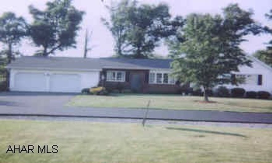 GORGEOUS 3 BEDROOM RANCHER WITH 2 1/2 BATHS, FLORIDA ROOM, 1ST FLOOR LAUNDRY, FAMILY ROOM, 2-CAR GARAGE, LEVEL LOT 100X120. GORGEOUS 3 BEDROOM RANCHER WITH 2 1/2 BATHS, FLORIDA ROOM, 1ST FLOOR LAUNDRY, FAMILY ROOM, 2-CAR GARAGE, LEVEL LOT 100X120.