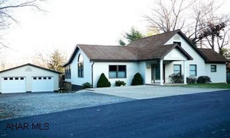 WONDERFUL HOME ON 1/2 ACRE. MAIN LEVEL MASTER, HUGE KITCHEN, CATHEDRAL CEILING, GORGEOUS HEATED SUNROOM, SCREENED PORCH. 3 BR. FAMILY ROOM, IN BASEMENT. 2 CAR DETACHED GARAGE. HOME WARRANTY INCLUDED. WONDERFUL HOME ON 1/2 ACRE. MAIN LEVEL MASTER, HUGE KITCHEN, CATHEDRAL CEILING, GORGEOUS HEATED SUNROOM, SCREENED PORCH. 3BR, FAMILY ROOM IN BASEMENT. 2 CAR DETACHED GARAGE.  HOME WARRANTY INCLUDED.