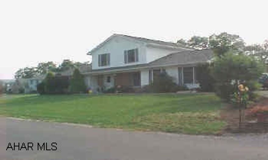 2 story frame w/2 car garage , 3BR, formal DR, 2 full baths, 2 half baths, finished basement w/office w/ separate computer hookups, central air w/ humidifer. Nice oak trim throughout, corner  gas fireplace in family room, whirlpool tub in master suite.  Great corner lot and part of yard has a nice vinyl fence.. SELLER OFFERS A $2,000.00 BONUS TO SELLING AGENCY IF CLOSING OCCURS ON OR BEFORE DECEMBER 24, 2003.