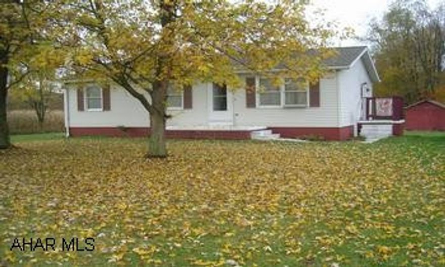 SUPER NICE SETTING ON 1 ACRE, DETACHED CARPORT.  LARGER THAN IT APPEARS. SUPER NICE SETTING ON 1 ACRE, DETACHED CARPORT.  LARGER THAN IT APPEARS.