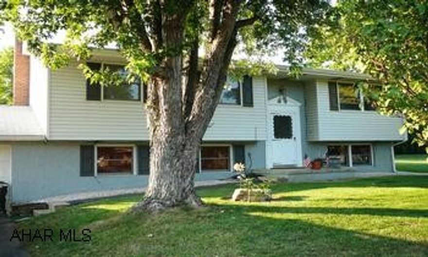 WELL MAINTAINED FRESHLY PAINTED BI-LEVEL WITH 4 BR, 2 BATHS. WOODBURNER IN BASEMENT. NEW STAINLESS STEEL KITCHEN APPLIANCES. ALMOST 1 ACRE (LOT SIZE INCLUDES PARCEL 4-100X100 LOT). CALL CRYSTAL 931-2470. WELL MAINTAINED FRESHLY PAINTED BI-LEVEL WITH 4 BR, 2 BATHS. WOODBURNER IN BASEMENT. NEW STAINLESS STEEL KITCHEN APPLIANCES. ALMOST 1 ACRE (LOT SIZE INCLUDES PARCEL 4-100X100 LOT). CALL CRYSTAL 931-2470.