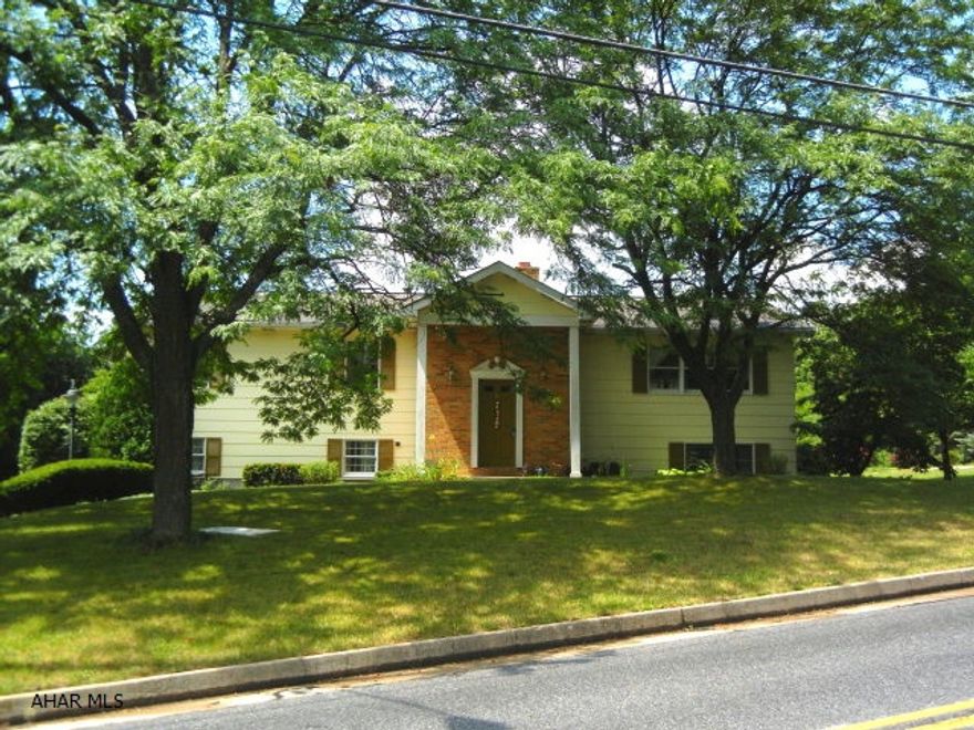 Sylvan Hills Bi Level..3 bedrooms, 2.5 baths. open family room with bar and fireplace. living room has fireplace also. hardwood floors through out the 1st floor. laundry room is also full storage room. kitchen is large and eat-in. location is conveneat to schools and YMCA....super location..priced below market value....open house this Sunday, Sept. 23..12:00 - 1:30....