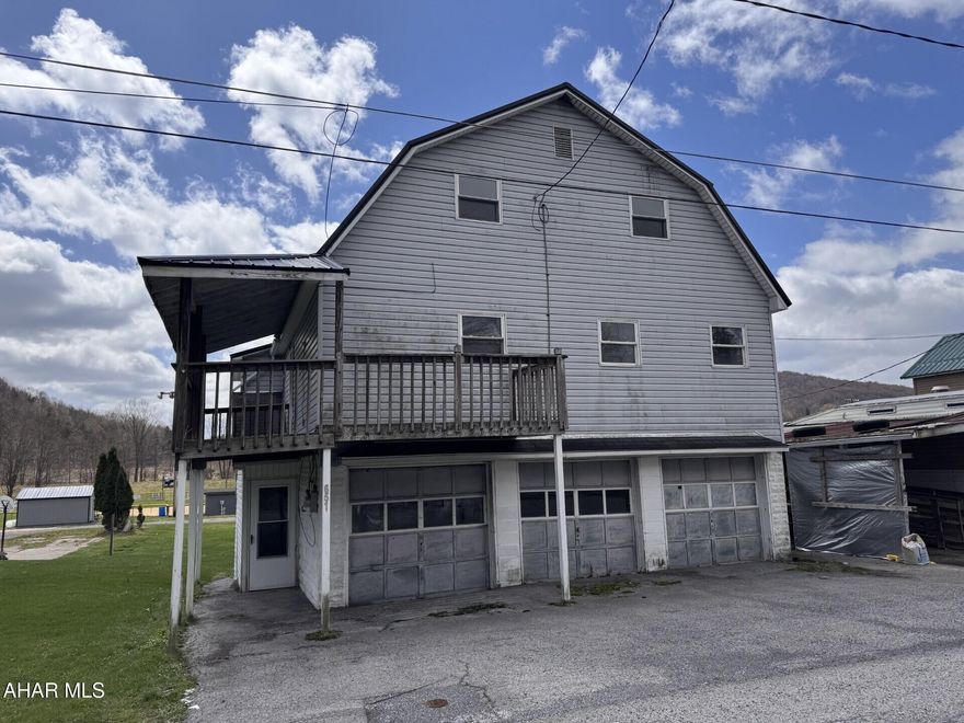 Nanty-Glo -4 BR, 2 bath vinyl side home.