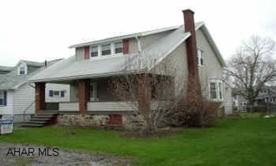 VINYL SIDED TWO STORY NICE TWO STORY IN GREAT AREA.  SIDING, WINDOWS AND ROOF RECENT.  KITCHEN AND BATH NEED UPDATED.  RECENT BATH ON 1ST FLOOR.