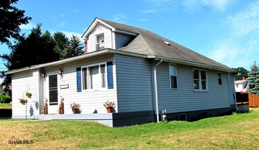 Great Location! Ready to move into. Clean and maintained, new carpet, new flooring, updated kitchen and bath, roof 6 years old. Huge corner lot 100x120.  covered porch, deck, detached garage, garden area. Attic could be TV room or bedroom.  A must see!For more pics, copy/paste the following in your browser:     http://www.youtube.com/watch?v=5mfgmtCif1s