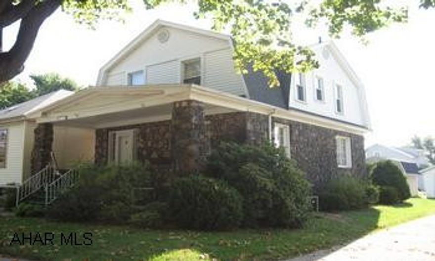 MOVE-IN CONDITION IN GARDEN HEIGHTS.  3BR, 1.75BA, STONE & VINYL FEATURING NEWER CARPET AND PAINT, KITCHEN WITH BREAKFAST NOOK, C/A, GARAGE AND 2 MINI BARNS WITH LOFTS FOR EXTRA STORAGE.  NEW WATER AND SEWER LINES TO STREET.  CALL LORA 931-1018.