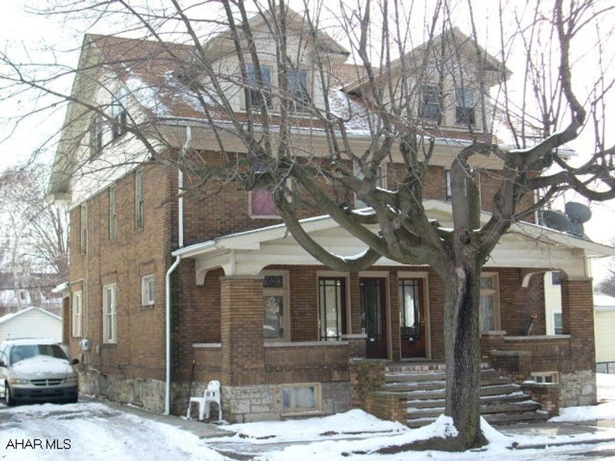 Nicely renovated Triplex--Tenants pay the following utilities;3033-Tenants Pays Electric, Water, Sewer, and Gas (Current lease through 11/30/11)3035-Tenants Pays Electric, Gas (Vacant)3037- Tenant pays Electric, Gas (Lease Month to Month.)