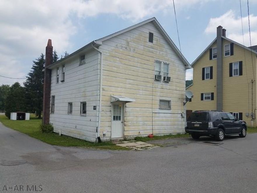 Great 1st time home buyer, or rental property. The bones on this home is good,