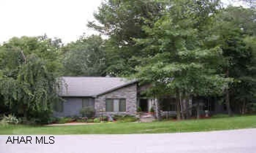 1 STORY STONE & CEDAR SIDED HOME. CUL-DE-SAC LOT. IT'S A DREAM HOUSE. 6X12 ENTRANCE FOYER OPENS TO TWO STORY GREAT ROOM THAT IS OPEN TO KITCHEN & EAT-IN. GORGEOUS OAK TRIM. EACH BEDROOM HAS ITS OWN BATH. LOWER LEVEL IS STUNNING WITH A FIREPLACED FAMILY ROOM, KITCHEN AND BEDROOM WITH BATH. 1 ACRE PRIVATE LOT.