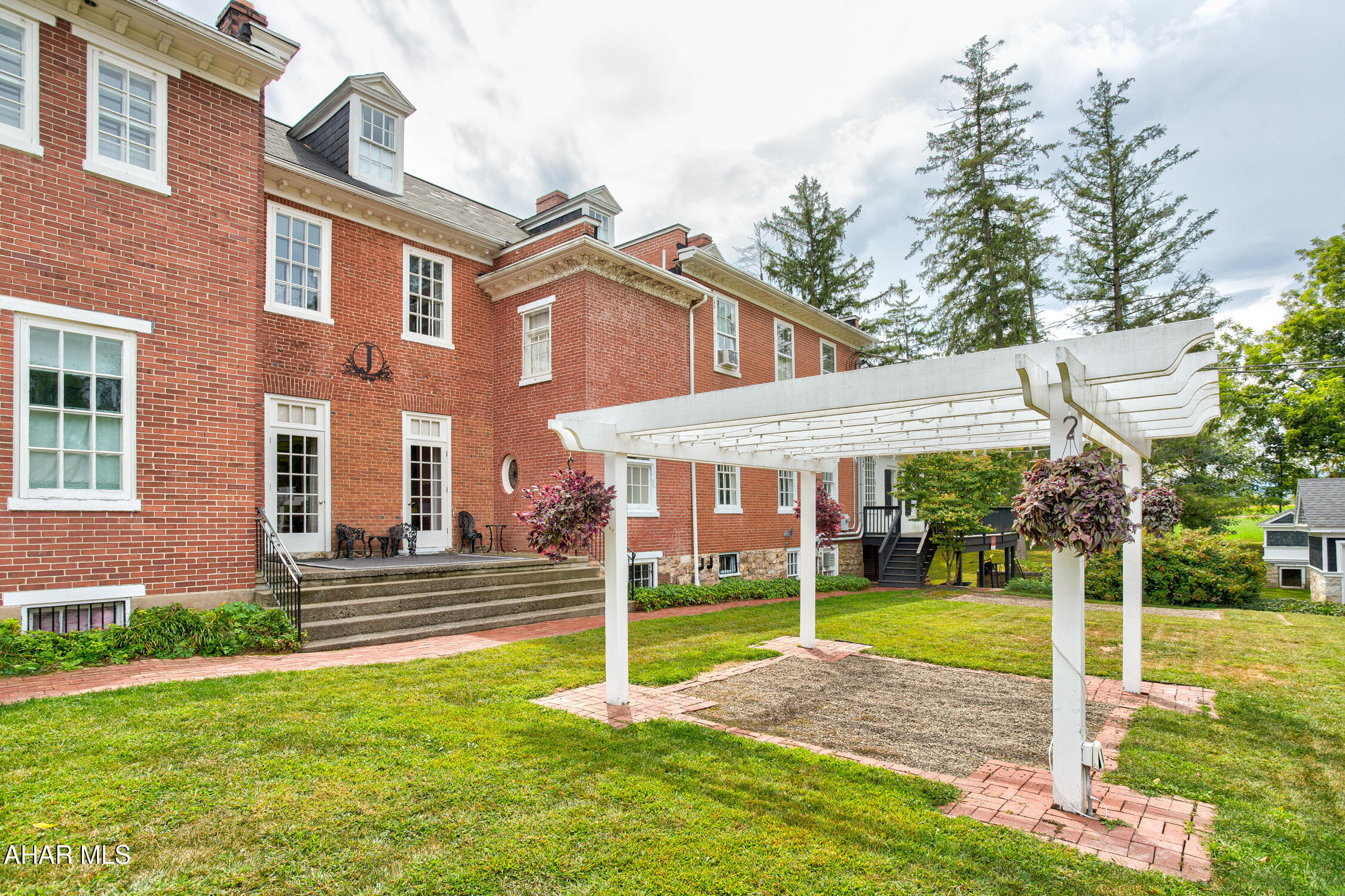 Juniata - Commercial Sale