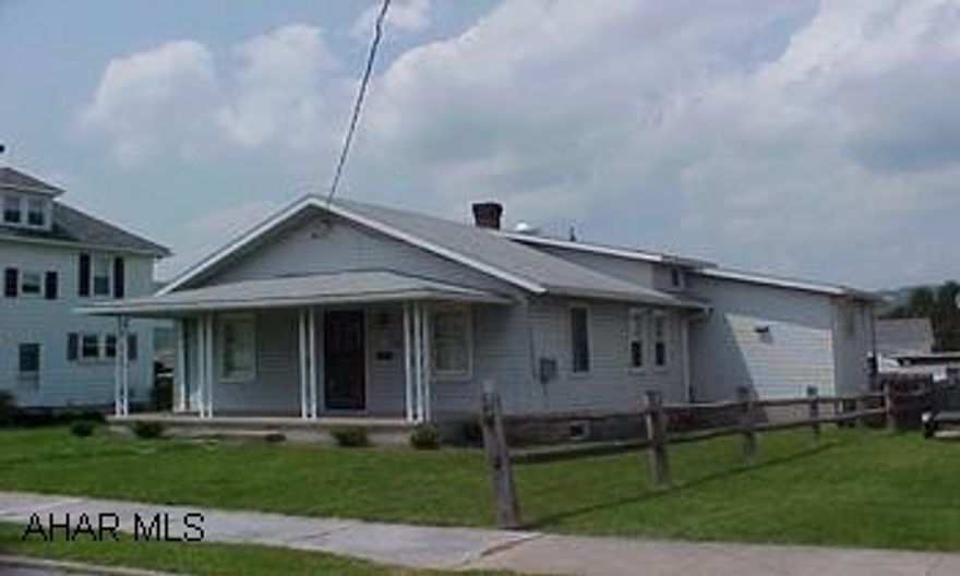 Nice neat 1- story living plus finished basement.  Sun room and deck overlook inground pool.  Concrete block 2 car garage. #J-870 Nice neat 1- story living plus finished basement.  Sun room and deck overlook inground pool.  Concrete block 2 car garage.#J-870