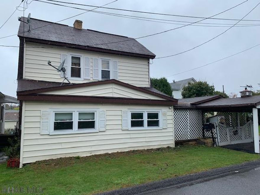 Affordable 3 bedroom 4 bath house with carport and garage. mater bedroom has a covered balcony. Private yard.