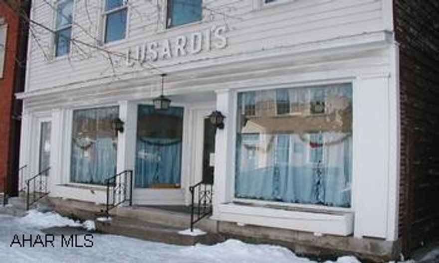 1ST FLOOR PROFFESIONAL OFFICE OR STOREFRONT AND 3 APARTMENTS UPSTAIRS.  CLOSE TO COURTHOUSE. 1ST FLOOR PROFFESIONAL OFFICE OR STOREFRONT AND 3 APARTMENTS UPSTAIRS.  CLOSE TO COURTHOUSE.