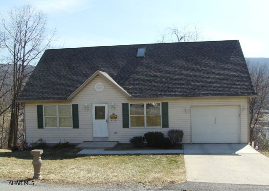 CROSSMAN, CASTLE & MORINA BUILT IN 1996 CAPE COD. LARGE 120 X 120 LOT--- OPEN FLOOR PLAN.  GLASS SLIDING DOORS IN DINING AREA THAT LEAD TO REAR DECK WITH AMAZING VIEW OF THE VALLEY.  BASEMENT IS CURRENTLY UNFINISHED/BUT HAS POTENTIAL TO FINISH---WOULD MAKE A GREAT FAMILY ROOM AREA.  EXTRA LOT IS DEEDED SEPARATELY 1.8-10-31