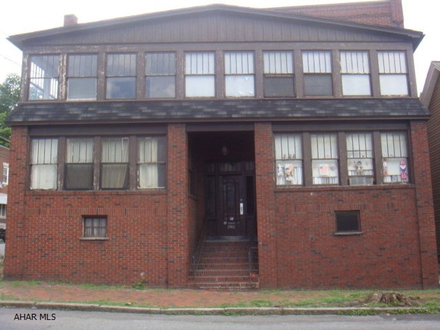Great investment, all brick, 4 unit building, long term tenants.