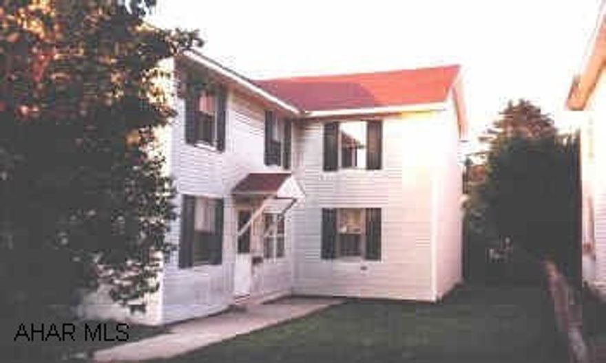 LARGE 4+ BEDROOM HOME ON PRIVATE LOT LARGE 4-6  BEDROOM, 1 1/2 bath HOME ON PRIVATE LOT
