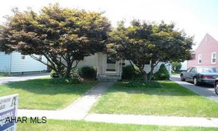 SCREENED IN PATIO. FENCED IN YARD. LANDSCAPED YARD. SCREENED IN PATIO. FENCED IN YARD. LANDSCAPED YARD.