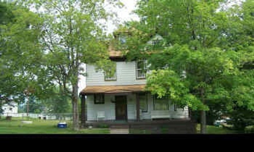 Newer Listing!  Elegant large 3-4 BD, large lot, new carperting.  Exceptionally nice condition.  Must see to appreciate!