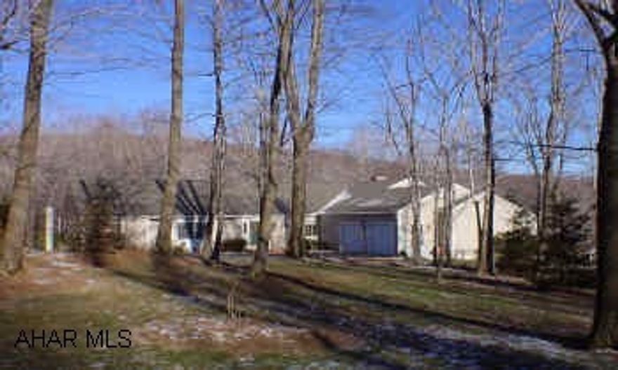 SPECTACULAR RANCHER, APPROX. ONE ACRE.  FAM ROOM W/ FIREPLACE, STUDY, SCREENED PORCH, 1ST FLOOR LAUNDRY ROOM, MINT CONDITION. SPECTACULAR RANCHER, APPROX. ONE ACRE.  FAM ROOM W/ FIREPLACE, STUDY, SCREENED PORCH, 1ST FLOOR LAUNDRY ROOM, MINT CONDITION.