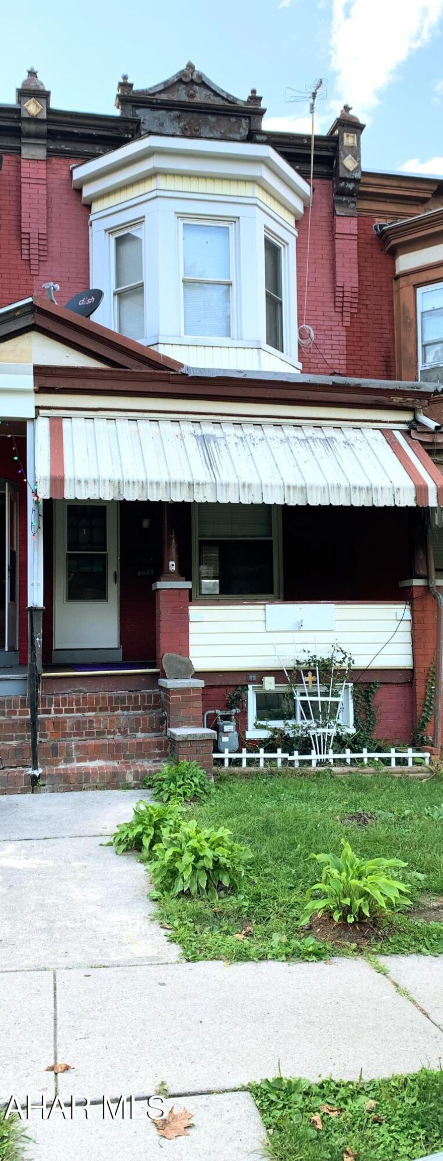 Investors welcome. Check out this 3bd 1 ba home in the knickerbockers. Recently updated with freshly painted kitchen and interior and new flooring. Includes a fenced in lot, shed, and off street parking.