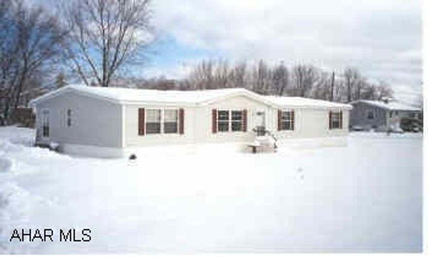 Lovely 3 bed, 2 bath modular - Large family room all appliance Ready to move into.  Situated on approx. 1 acre rented lot. Modular to be removed from property.....