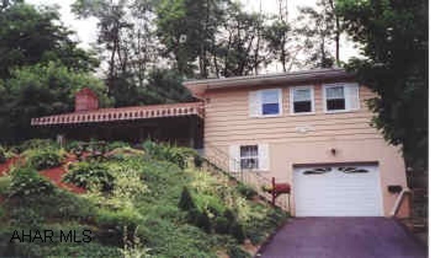 FRAME TRI-LEVEL HOME.  EXCELLENT CONDITION! 3 BEDROOM TRI-LEVEL. GREAT AREA! 3RD BEDROOM WAS USED FOR AN OFFICE. SHELVING TO STAY.  POSSESSION NO EARLIER THAN  3/01/02.