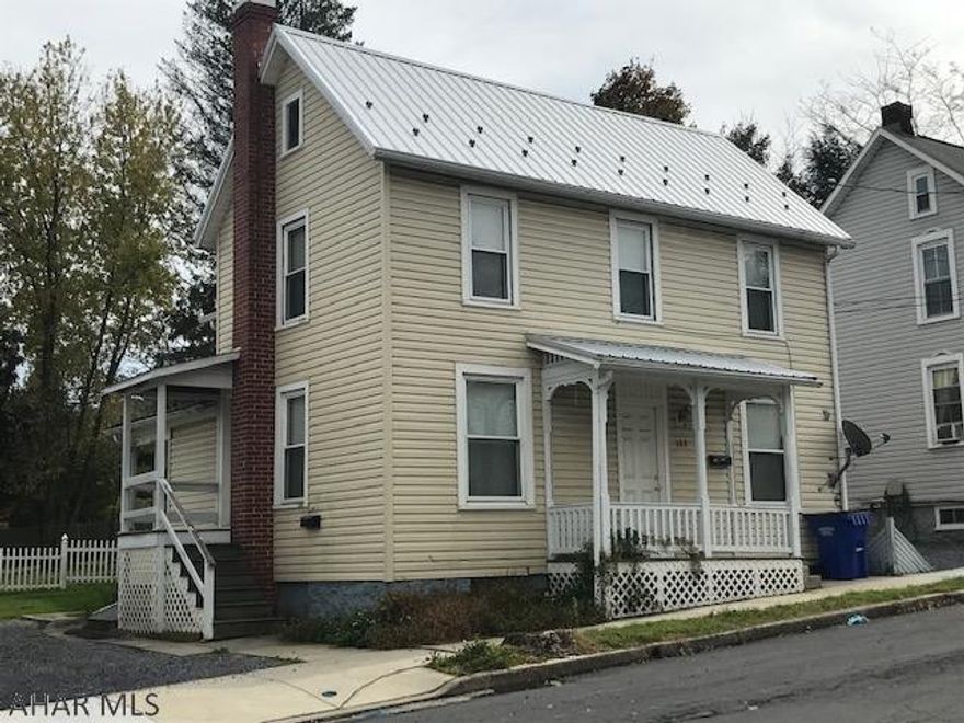 Excellent investment property in great condition.  All appliances included, new metal roof, good tenants, and each unit has separate utilities.  This is a great buy for savvy investors.