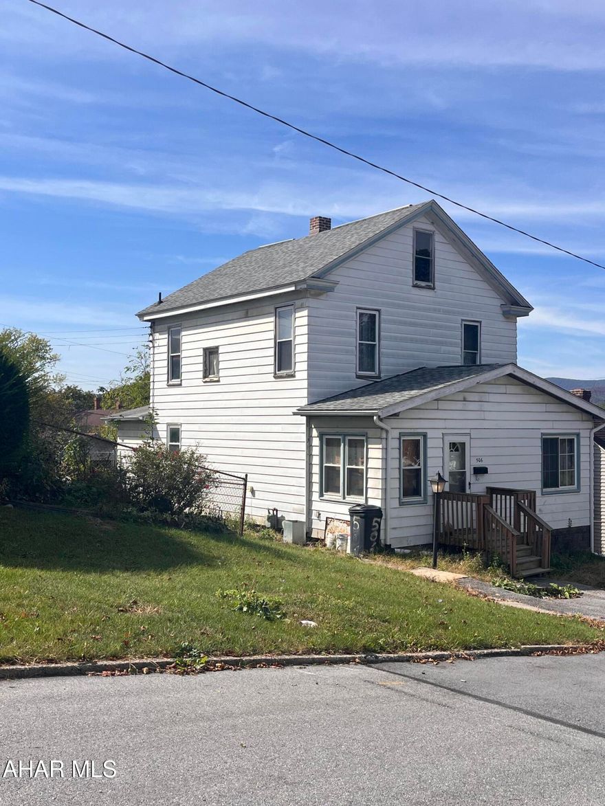 THIS IS A FIXER UPPER AND NEEDS 5-10 DAYS FOR RESPONSE. Selling ''AS IS''..