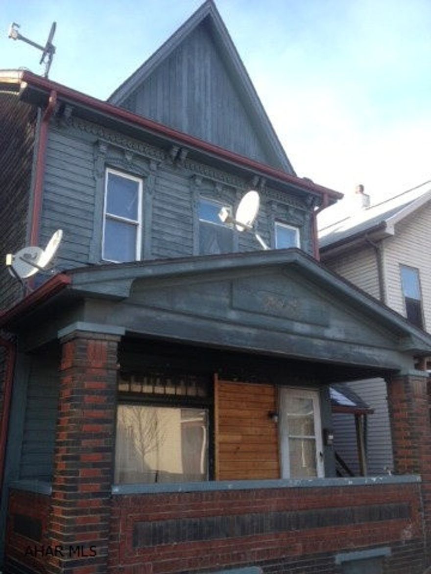 Rental investors, this one is for you.  Both units rented- top at $475 per month and the bottom unit at $525 per month.  Tenants pay all utilities except water.  As a bonus, current owner has garage rented at $50 per month.  Act fast- this one won't last long!