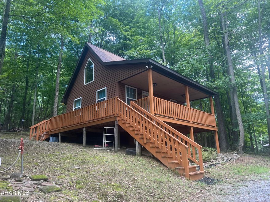 Relax in this beautiful cabin in Glendale Yearound. Double wooded lot , large decks to enjoy the outdoors.  2bedrooms, equipped kitchen, living room and 3/4 bath. 
 Shed. Well maintained waiting for your enjoyment!