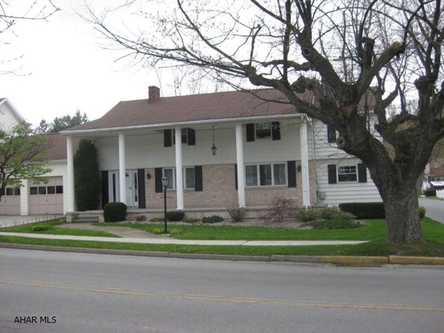 PROPANE FIREPLACE IN LIVING ROOM, HARDWOOD, AIR CONDITIONING, FIREPLACE IN BREEZEWAY BETWEEN HOUSE & GARAGE,WALK IN CLOSET IN MASTER BED, FAMILY ROOM IN BASEMENT WITH BAR