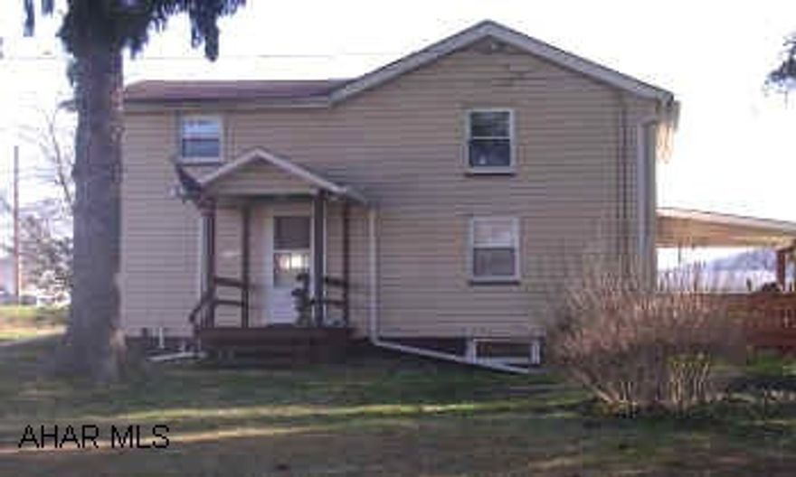 3 BEDROOM VINYL HOME IN GEESEYTOWN.  PRIVATE AREA.  163X100 LOT.