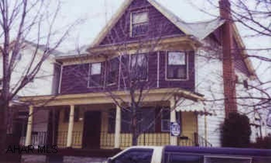 Closey to Wright Elemtary School, good basics, good roof, needs some TLC.