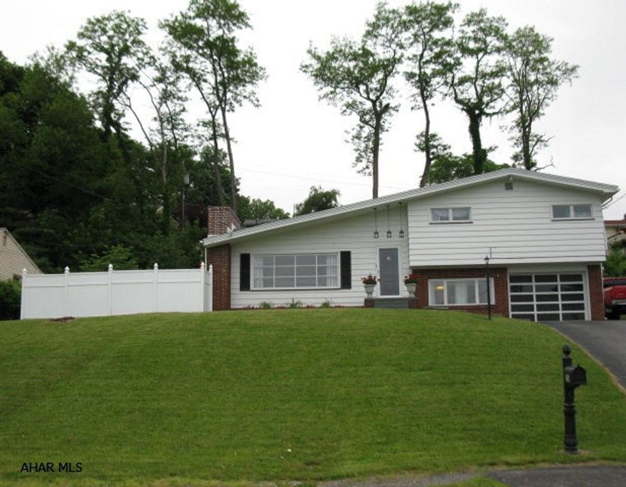 FANTASTIC split level on Ruskin Drive.  Beautiful 3 bedroom, 1.5 bath with vaulted ceilings, modern kitchen, large living room, big closets, den/office, plus bonus finished space in the basement.  Nice patio with privacy fence, driveway wraps around to the back of the house (makes bringing in those groceries easier).  Close to shopping and easy access to the highway.  Baker School Area.  Motivated Sellers!